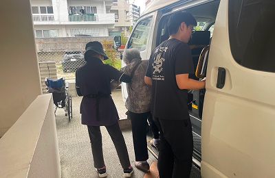 利用者様をデイサービスへ送迎する様子
