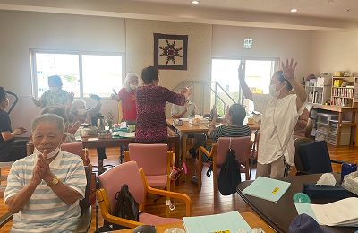 三味線講師とカシャーシーを踊る様子